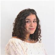 Profesora de Lengua Castellana y Literatura que imparte esa materia a alumnos de todas las edades además de inglés y francés en nivel principiante-intermedio